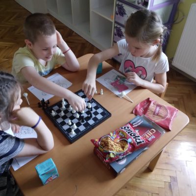 POZITIVNA PRIČA: Šahovski klub Teslić djecu kroz igru uvodi u svijet šaha